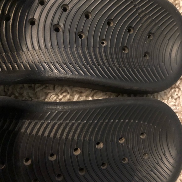 BLACK AND WHITE NIKE SLIDES - Picture 5 of 7